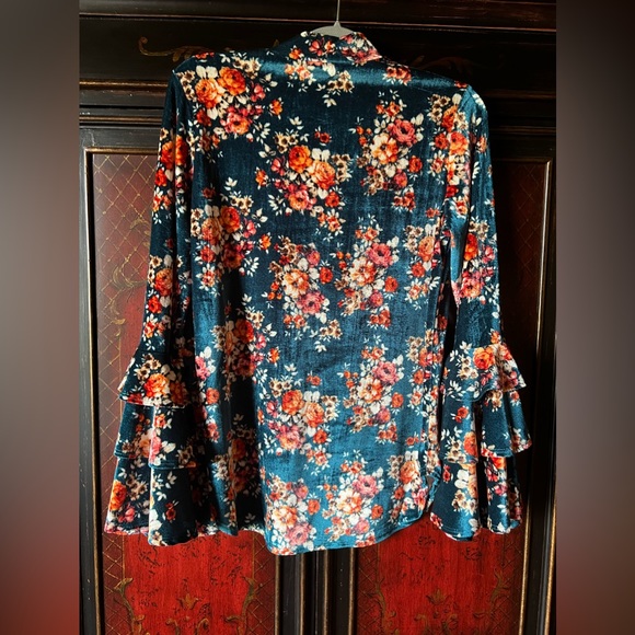 Lucky & Blessed Women’s Velvet Floral Keyhole Top - Picture 4 of 10